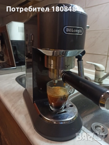 Кафе машина Делонги Дедика с ръкохватка крема диск, работи перфектно и прави супер кафе с каймак , снимка 3 - Кафемашини - 51905599