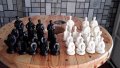 Пластмасови фигури за шах имат забележки и липси, на бялите липсва царя и на една пешка няма глава, 