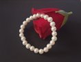 Нежна гривна с бели перли, снимка 1 - Гривни - 29992815