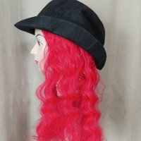 Черна шапка с огнено червена дълга перука , снимка 1 - Аксесоари за коса - 37412911