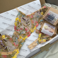 Подаръчна кутия с дамско бельо и два броя натурални сапуни , снимка 1 - Подаръци за жени - 44599944