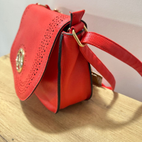 Червена дамска чанта с дълга дръжка , снимка 2 - Чанти - 44933681