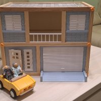 Нова дървена къща с кола и два фигурки баба и дядо., снимка 3 - Играчки за стая - 42548172