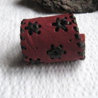 Широка гривна ръчно правена от естествена кожа в червено, снимка 5 - Гривни - 30979259