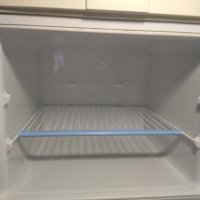 Продавам голям хладилник с фризер Indesit, снимка 5 - Хладилници - 42903662