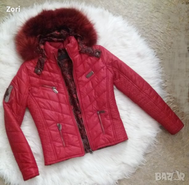 ОРИГИНАЛНО червено яке с подвижна качулка с естествен косъм, снимка 1