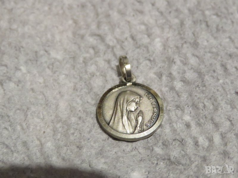 Малък Старинен медальон молещата се мадона ., снимка 1