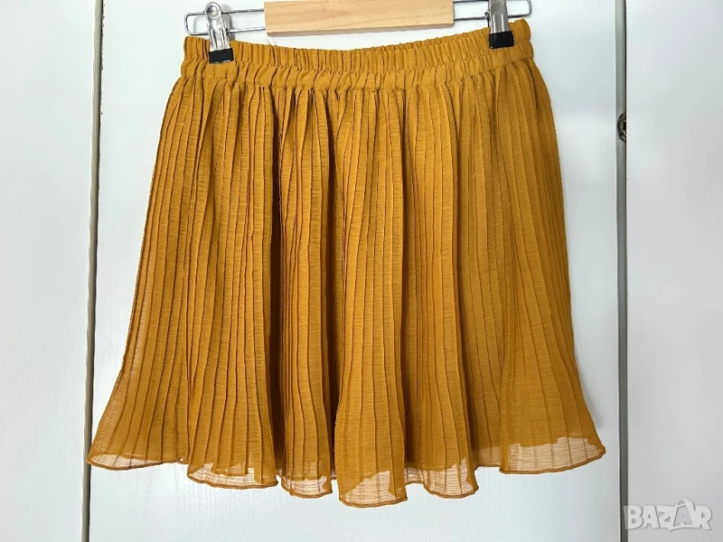 Плисирана дамска пола Monki плисе фризе S къса с ластик в талията разкроена, снимка 1