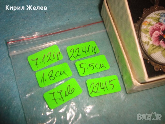 СТАРИ ПОСРЕБРЕНИ АРТ ДЕКО МЕДАЛЬОН и ПРЪСТЕН с РЪЧНА БРОДЕРИЯ в КУТИЙКА ВИНТИДЖ РЕТРО БИЖУТА 22415, снимка 5 - Бижутерийни комплекти - 35574355