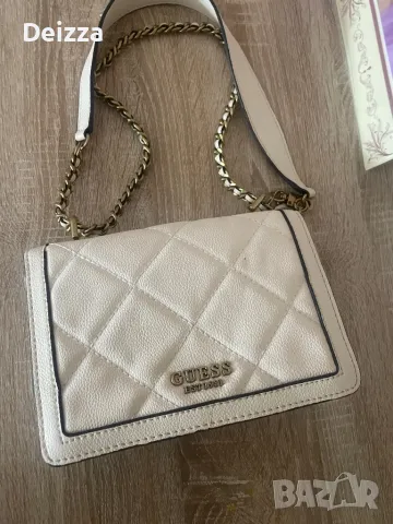 Чанта на Guess, снимка 3 - Чанти - 49857413