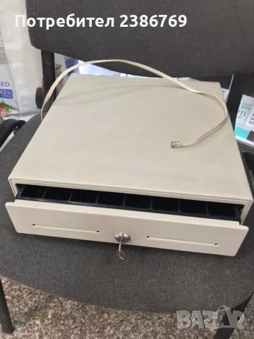 Каса са пари с ключ и кабел за свързване