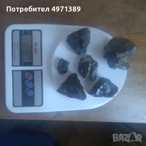 Серендибит,шлагглас,тектит или обсидиан. Рядък камък.  Реагира на магнит За ценители и колекционер