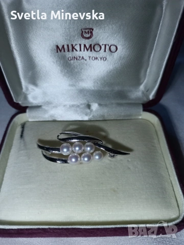Сребърна брошка Mikimoto с перли в оригинална кадифена кутия., снимка 2 - Колиета, медальони, синджири - 53167356