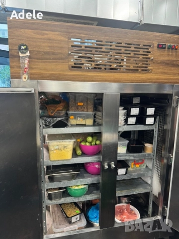 Голям хладилник за ресторант
