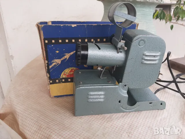 2 броя стари български прожекционни апарати Учтехпром