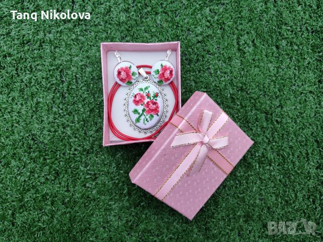 Ръчно бродирани колие и обеци