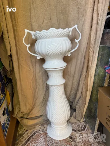 Порцеланова кашпа с колона