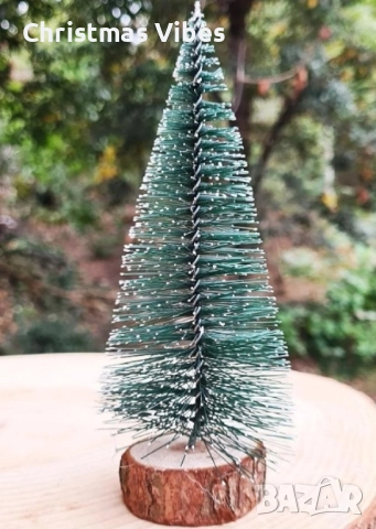 Миниатюрна декоративна изкуствена елха с поставка от дървено пънче, 30 см височина, снимка 7 - Декорация за дома - 52091588
