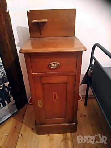 Нощно шкафче - орехов масив, българско производство 1939г., снимка 2 - Антикварни и старинни предмети - 39637998