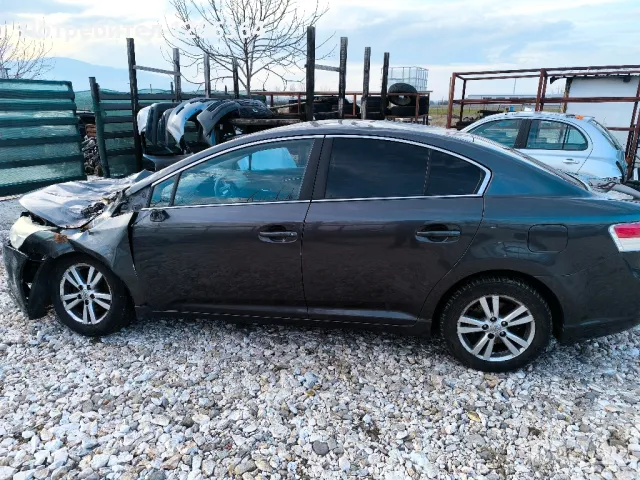 Toyota Avensis 1.8i НА ЧАСТИ , снимка 3 - Автомобили и джипове - 48887927