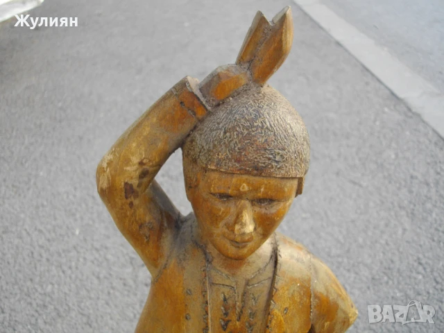 СТАРА БЪЛГАРСКА ДЪРВОРЕЗБА ФИГУРА СТАТУЕТКА НОСИЯ 1972г , снимка 2 - Антикварни и старинни предмети - 50585707