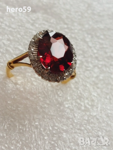 Съвременен дамски златен пръстен 18к с прекрасен гранат и диаманти.Има и сертификат 