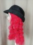 Черна шапка с огнено червена дълга перука 