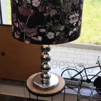 Красива голяма настолна лампа с плафон на цветя , снимка 1 - Настолни лампи - 40493027