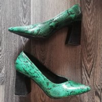 Обувки на ток в змийски принт , снимка 2 - Дамски обувки на ток - 30802173