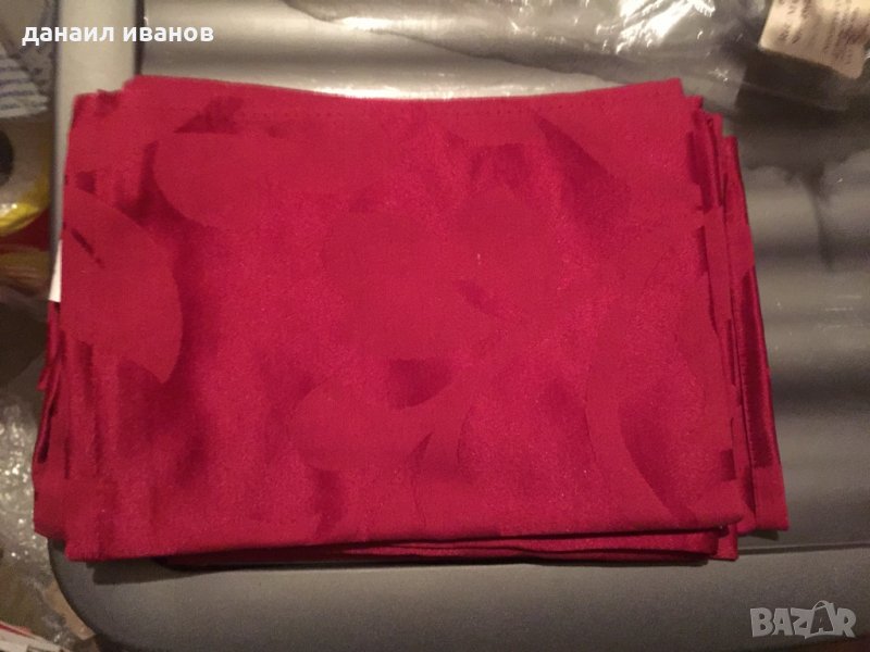 Текстилни  4 салфетки по 2 броя комплект за маса коледни червени , снимка 1