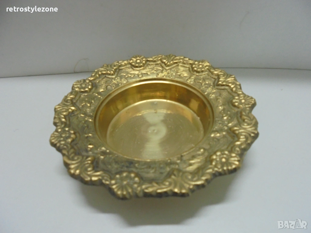 № 8461 Стара бронзова купичка с орнаменти, снимка 1