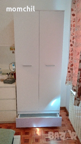 Продавам двукрилен гардероб 