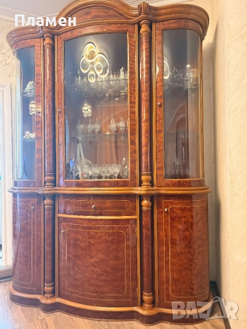 Продавам стилна витрина / бюфет от масивно дърво с елегантен класически дизайн., снимка 2 - Секции и витрини - 54210930