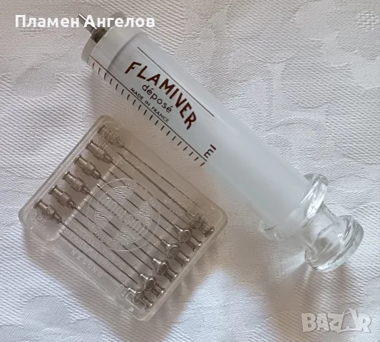 Винтидж френска стъклена спринцовка Flamiver и унгарски винтидж игли Medicor Record. 