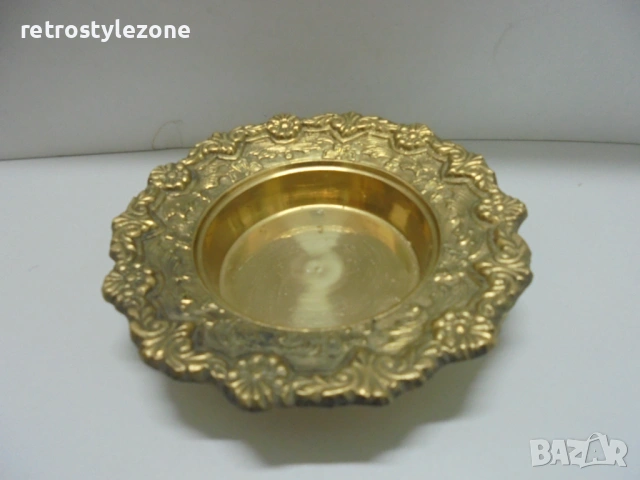 № 8461 Стара бронзова купичка с орнаменти