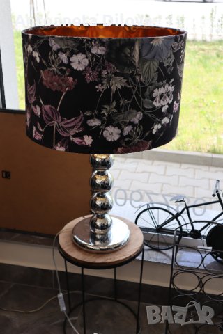 Красива голяма настолна лампа с плафон на цветя 