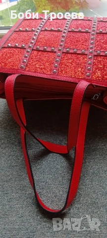 Дамска чанта висока от висококачествена еко кожа в червен цвят с ефектна щампа отпред, снимка 2 - Чанти - 50614533