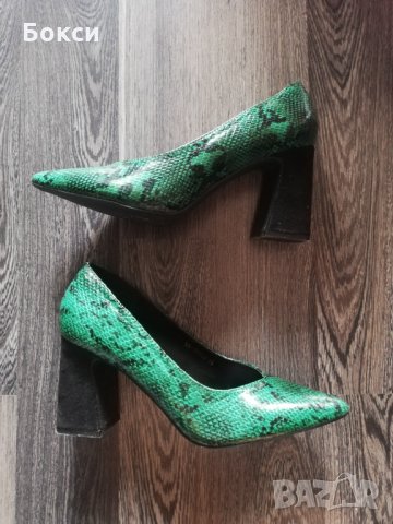 Обувки на ток в змийски принт , снимка 2 - Дамски обувки на ток - 30802173