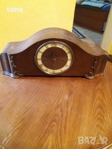 Старинен немски каминен часовник.красив работещ