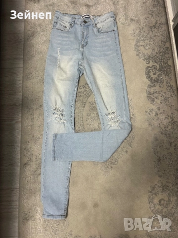 Дамски дънки със скъсан ефект