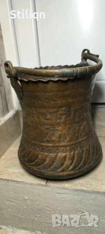 Голяма медна кофа с гравиран ефект от времето на Сефевидите, Персия, 18 век.