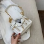 Чантичка White Jacket – Моден statement в мини формат! 👜🤍, снимка 3