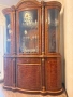 Продавам стилна витрина / бюфет от масивно дърво с елегантен класически дизайн., снимка 2