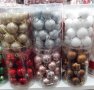 Коледна декорация - шишарки, топки, гирлянди