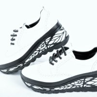 НОВО! Бели дамски обувки с ефектна платформа, снимка 1 - Дамски ежедневни обувки - 42810835