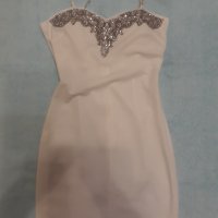 Малка бяла рокля къса с презрамки- регулируеми, сребристи орнаменти , вградени подплънки на бюста , снимка 4 - Рокли - 37476594