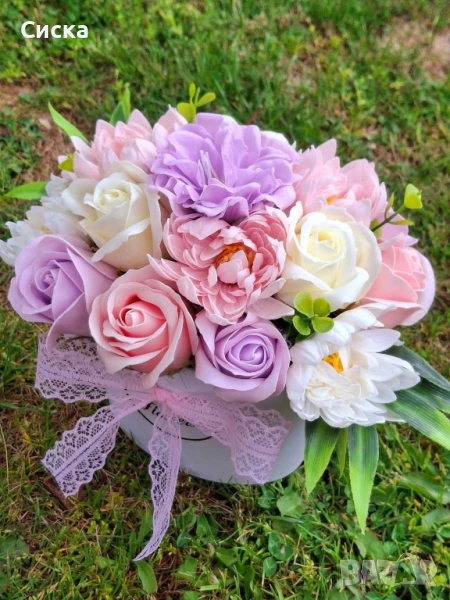 Нежен букет със седемнадесет сапунени цветя от пластичен сапун в бяла кашпа  , снимка 1