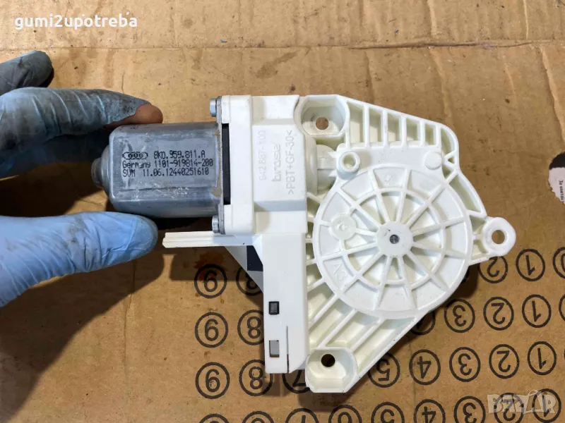 Моторче Стъклоповдигач Задно Дясно 8K0959811A Porsche Cayenne 3.0D 92A/2012г, снимка 1