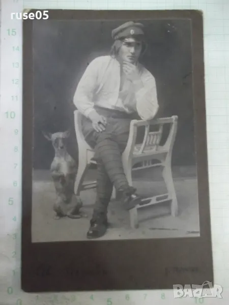 Снимка стара на замислен мъж с куче на стол картон, снимка 1