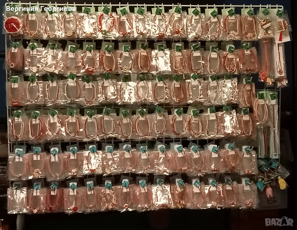 РАЗПРОДАЖБА на мартеници - решетка с над 1400 броя, снимка 1